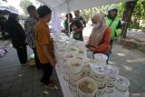 Warga mengambil makanan gratis di Alun Alun Sidoarjo, Jawa Timur, Selasa (16/7/2024). Program makan siang dan pemeriksaan kesehatan gratis Badan Amil Zakat Nasional (Baznas) tersebut merupakan bagian dari kegiatan bakti sosial dalam memberikan layanan kepada masyarakat sekitar. Antara Jatim/Umarul Faruq/mas 