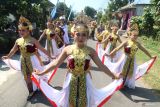 Sejumlah pemudi mengikuti kirab dan ritual budaya di kawasan Situs Calonarang, Kediri, Jawa Timur, Selasa (16/7/2024). Kegiatan di kawasan cagar budaya situs Calonarang tersebut dilakukan setiap tanggal 10 bulan Suro penanggalan Jawa. Antara Jatim/Prasetia Fauzani/um