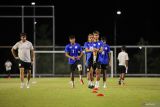 Sejumlah pesepak bola Timnas Filipina U-19 mengikuti latihan resmi di lapangan A Stadion Gelora Bung Tomo, Surabaya, Jawa Timur, Selasa (16/7/2024). Latihan tersebut untuk menghadapi Timnas Indonesia dalam pertandingan babak penyisihan grup A ASEAN U-19 Boys Championship atau AFF U-19 di Stadion Gelora Bung Tomo pada Rabu (17/7). ANTARA Jatim/Rizal Hanafi/mas 