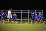 Sejumlah pesepak bola Timnas Filipina U-19 mengikuti latihan resmi di lapangan A Stadion Gelora Bung Tomo, Surabaya, Jawa Timur, Selasa (16/7/2024). Latihan tersebut untuk menghadapi Timnas Indonesia dalam pertandingan babak penyisihan grup A ASEAN U-19 Boys Championship atau AFF U-19 di Stadion Gelora Bung Tomo pada Rabu (17/7). ANTARA Jatim/Rizal Hanafi/mas.