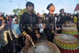 Keluarga Kerukunan Tabut (KKT) Bencoolen menabuh gendang dhol saat prosesi tabut naik puncak jelang tradisi besanding (bersanding) di arena Fetsival Tabut di Kota Bengkulu, Bengkulu, Senin (15/7/2024). Upacara tabut naik puncak tersebut dimaknai sebagai simbol menaikan kejayaan Islam dengan gemilang. ANTARA FOTO/Muhammad Izfaldi/foc.