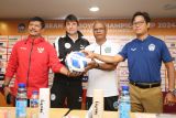 Pelatih timnas Indonesia U-19 Indra Sjafri (kiri), pelatih tinmas Filipina U-19 Josep Ferre (kedua kiri), pelatih timnas Timor Leste U-19 Eduardo Pereira (kedua kanan) dan pelatih timnas Kamboja U-19 Phea Sopheaktra (kanan) berfoto bersama usai jumpa pers jelang pertandingan grup A ASEAN U-19 Boys Championship atau AFF U-19 di Surabaya, Jawa Timur, Selasa (16/7/2024). Timnas Indonesia U-19 akan menghadapi tim Filipina U-19 pada pertandingan Grup A Piala AFF U-19 2024 di Stadion Gelora Bung Tomo, Rabu (17/7). ANTARA Jatim/Moch Asim/um.