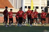 Sejumlah pesepak bola timnas Indonesia U-19 melakukan pemanasan saat latihan di Lapangan Thor, Surabaya, Jawa Timur, Selasa (16/7/2024). Timnas Indonesia U-19 akan menghadapi timnas Filipina U-19 pada petandingan Grup A ASEAN U-19 Boys Championship atau AFF U-19 di Stadion Gelora Bung Tomo pada Rabu (17/7/2024) malam. ANTARA Jatim/Moch Asim/um.