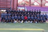 Pelatih timnas Indonesia U-19 Indra Sjafri (tengah bawah) berfoto bersama dengan para pemain dan ofisial di sela-sela latihan di Lapangan Thor, Surabaya, Jawa Timur, Selasa (16/7/2024). Timnas Indonesia U-19 akan menghadapi timnas Filipina U-19 pada petandingan Grup A ASEAN U-19 Boys Championship atau AFF U-19 di Stadion Gelora Bung Tomo pada Rabu (17/7/2024) malam. ANTARA Jatim/Moch Asim/um.