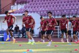 Sejumlah pesepak bola timnas Indonesia U-19 melakukan pemanasan saat latihan di Lapangan Thor, Surabaya, Jawa Timur, Selasa (16/7/2024). Timnas Indonesia U-19 akan menghadapi timnas Filipina U-19 pada petandingan Grup A ASEAN U-19 Boys Championship atau AFF U-19 di Stadion Gelora Bung Tomo pada Rabu (17/7/2024) malam. ANTARA Jatim/Moch Asim/um.