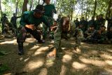 Pelatih memberikan materi menangkap biawak kepada Marinir Amerika (USMC) pada Latihan bersama Platoon Exchange (Platex) 2024 di Pusat Latihan Pertempuran (PLP) Marinir 5 Baluran, Karang Tekok, Situbondo, Jawa Timur, Selasa (16/7/2024). Latihan bertahan hidup di hutan dengan mengolah sumberdaya alam yang bisa dimanfaatkan itu sebagai bekal pengetahuan ketika prajurit berada dalam kondisi darurat di dalam hutan. Pelatih memberikan materi menangkap biawak kepada Marinir Amerika (USMC) pada Latihan bersama Platoon Exchange (Platex) 2024 di Pusat Latihan Pertempuran (PLP) Marinir 5 Baluran, Karang Tekok, Situbondo, Jawa Timur, Selasa (16/7/2024). Latihan bertahan hidup di hutan dengan mengolah sumberdaya alam yang bisa dimanfaatkan itu sebagai bekal pengetahuan ketika prajurit berada dalam kondisi darurat di dalam hutan. ANTARA FOTO/Budi Candra SetyaANTARA FOTO/Budi Candra Setya (ANTARA FOTO/Budi Candra Setya)