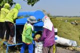 Sejumlah pekerja menggunakan mesin perontok merontokkan padi musim gadu yang dipanen di Sidomulyo, Sawahan, Kabupaten Madiun, Jawa Timur, Rabu (17/7/2024). Sebagian petani di wilayah tersebut mulai memanen padi musim gadu, dengan harga gabah kering panen saat ini Rp7.000 per kilogram. Antara Jatim/Siswowidodo/um 