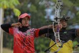 Atlet cabang olahraga Panahan Aceh Munawarah bersiap melepaskan anak panah ke sasaran saat mengikuti pemusatan latihan daerah (Pelatda) persiapan Pekan Olahraga Nasional (PON) XXI Aceh-Sumut di Banda Aceh, Aceh, Selasa (16/7/2024). KONI Aceh menggelar Pelatda cabor Panahan yang diikuti sembilan atlet putra dan putri untuk meningkatkan kemampuan sehingga diharapkan dapat meraih medali pada tiga divisi pertandingan cabor Panahan PON XXI. ANTARA FOTO/Khalis Surry