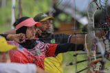 Atlet cabang olahraga Panahan Aceh Munawarah bersiap melepaskan anak panah ke sasaran saat mengikuti pemusatan latihan daerah (Pelatda) persiapan Pekan Olahraga Nasional (PON) XXI Aceh-Sumut di Banda Aceh, Aceh, Selasa (16/7/2024). KONI Aceh menggelar Pelatda cabor Panahan yang diikuti sembilan atlet putra dan putri untuk meningkatkan kemampuan sehingga diharapkan dapat meraih medali pada tiga divisi pertandingan cabor Panahan PON XXI. ANTARA FOTO/Khalis Surry