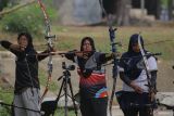 Tiga atlet cabang olahraga Panahan Aceh bersiap melepaskan anak panah ke sasaran saat mengikuti pemusatan latihan daerah (Pelatda) persiapan Pekan Olahraga Nasional (PON) XXI Aceh-Sumut di Banda Aceh, Aceh, Selasa (16/7/2024). KONI Aceh menggelar Pelatda cabor Panahan yang diikuti sembilan atlet putra dan putri untuk meningkatkan kemampuan sehingga diharapkan dapat meraih medali pada tiga divisi pertandingan cabor Panahan PON XXI. ANTARA FOTO/Khalis Surry