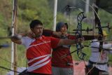 Atlet cabang olahraga Panahan Aceh Muhammad Mondir (kiri) bersiap melepaskan anak panah ke sasaran saat mengikuti pemusatan latihan daerah (Pelatda) persiapan Pekan Olahraga Nasional (PON) XXI Aceh-Sumut di Banda Aceh, Aceh, Selasa (16/7/2024). KONI Aceh menggelar Pelatda cabor Panahan yang diikuti sembilan atlet putra dan putri untuk meningkatkan kemampuan sehingga diharapkan dapat meraih medali pada tiga divisi pertandingan cabor Panahan PON XXI. ANTARA FOTO/Khalis Surry