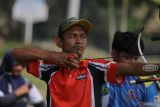 Atlet cabang olahraga Panahan Aceh Sayuti bersiap melepaskan anak panah ke sasaran saat mengikuti pemusatan latihan daerah (Pelatda) persiapan Pekan Olahraga Nasional (PON) XXI Aceh-Sumut di Banda Aceh, Aceh, Selasa (16/7/2024). KONI Aceh menggelar Pelatda cabor Panahan yang diikuti sembilan atlet putra dan putri untuk meningkatkan kemampuan sehingga diharapkan dapat meraih medali pada tiga divisi pertandingan cabor Panahan PON XXI. ANTARA FOTO/Khalis Surry