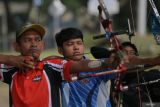 Atlet cabang olahraga Panahan Aceh Ahmad Farhan Jihadil Fitra (tengah) bersiap melepaskan anak panah ke sasaran saat mengikuti pemusatan latihan daerah (Pelatda) persiapan Pekan Olahraga Nasional (PON) XXI Aceh-Sumut di Banda Aceh, Aceh, Selasa (16/7/2024). KONI Aceh menggelar Pelatda cabor Panahan yang diikuti sembilan atlet putra dan putri untuk meningkatkan kemampuan sehingga diharapkan dapat meraih medali pada tiga divisi pertandingan cabor Panahan PON XXI. ANTARA FOTO/Khalis Surry