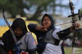 Seorang atlet cabang olahraga Panahan Aceh bersiap melepaskan anak panah ke sasaran saat mengikuti pemusatan latihan daerah (Pelatda) persiapan Pekan Olahraga Nasional (PON) XXI Aceh-Sumut di Banda Aceh, Aceh, Selasa (16/7/2024). KONI Aceh menggelar Pelatda cabor Panahan yang diikuti sembilan atlet putra dan putri untuk meningkatkan kemampuan sehingga diharapkan dapat meraih medali pada tiga divisi pertandingan cabor Panahan PON XXI. ANTARA FOTO/Khalis Surry