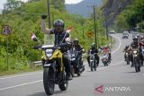 Penjabat Bupati Aceh Besar, Muhammad Iswanto  (kiri) bersama rombongan Forum Koordinasi Pimpinan Daerah dan warga mengendari sepeda motor meuju lokasi upacara Gerakan Nasional Pembagian 10 juta Bendera Merah Putih di kawasan gunung Geurutee, kabupaten Aceh Besar, Aceh, Rabu (17/7/2024). Gerakan Nasional pembagian bendera yang digagas Kementerian Dalam Negeri untuk memeriahkan HUT ke-79 Kemerdekaan RI di daerah melibatkan seluruh  kepala desa dan  tokoh pemuda, TNI dan Polri serta ormas itu guna membangkitkan semangat kebersamaan, nasionalisme dan cinta tanah air. ANTARA FOTO/Ampelsa.