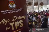 Warga adat mengikuti sosialisasi Pilkada Jawa Barat 2024 di Kampung Naga, Kabupaten Tasikmalaya, Jawa Barat, Rabu (17/7/2024). Sosialisasi yang digelar oleh KPU Jawa Barat dengan mendatangi dan mengumpulkan warga adat itu guna mengingatkan warga Kampung Naga untuk memberikan hak suaranya dalam pilkada pada 27 November 2024. ANTARA FOTO/Adeng Bustomi/agr