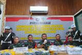 Dankolakops Rem 121 Alambhana Wanawwai Kalimantan Barat Brigjen TNI Luqman Arief (ketiga kanan) didampingi sejumlah Dandim wilayah perbatasan saat memberikan keterangan pers tentang penggagalan upaya penyelundupan narkotika dari Malaysia ke Indonesia di Pontianak, Kalimantan Barat, Rabu (17/7/2024). Tim Satgas Pamtas RI-Malaysia Yonkav 12/Beruang Cakti berhasil menggagalkan upaya penyelundupan sabu 35 kilogram dan 38,076 butir ekstasi di wilayah Temajok, Kabupaten Sambas berkat informasi yang didapatkan dari laporan warga yang tergabung dalam Radar Embrio Anti Narkoba bentukan Korem 121/Abw. ANTARA FOTO/Jessica Wuysang