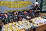 Dankolakops Rem 121 Alambhana Wanawwai Kalimantan Barat Brigjen TNI Luqman Arief (ketiga kanan) didampingi sejumlah Dandim wilayah perbatasan saat memberikan keterangan pers tentang penggagalan upaya penyelundupan narkotika dari Malaysia ke Indonesia di Pontianak, Kalimantan Barat, Rabu (17/7/2024). Tim Satgas Pamtas RI-Malaysia Yonkav 12/Beruang Cakti berhasil menggagalkan upaya penyelundupan sabu 35 kilogram dan 38,076 butir ekstasi di wilayah Temajok, Kabupaten Sambas berkat informasi yang didapatkan dari laporan warga yang tergabung dalam Radar Embrio Anti Narkoba bentukan Korem 121/Abw. ANTARA FOTO/Jessica Wuysang