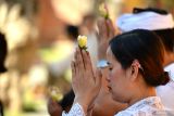 Umat Hindu bersembahyang saat Hari Pagerwesi di Pura Jagatnatha, Denpasar, Bali, Rabu (17/7/2024). Persembahyangan itu dilakukan untuk memperingati Hari Pagerwesi sebagai hari untuk memagari diri guna melebur segala sifat-sifat buruk serta memohon keteguhan iman dalam menerapkan ilmu pengetahuan yang merupakan rangkaian Hari Saraswati atau hari turunnya ilmu pengetahuan ANTARA FOTO/Fikri Yusuf/wsj.