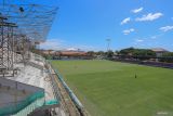 Pekerja menyelesaikan pembangunan dan renovasi Stadion H Dimurthala yang akan pakai sebagai arena (venue) cabang olahraga sepakbola saat Pekan Olahraga Nasional (PON) XXI Aceh-Sumut di Banda Aceh, Aceh, Kamis (18/7/2024). Kementerian PUPR menyebutkan progres pembangunan dan rehabilitasi Stadion H Dimurthala telah mencapai 75,93 persen dan ditargetkan akan rampung pada awal Agustus 2024. ANTARA FOTO/Khalis Surry