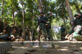 Komandan Peleton memberikan perintah Operasi pengepungan tempat persembunyian musuh kepada Prajurit Korps Marinir TNI-AL dan Marinir Amerika (USMC)  pada Latihan bersama Platoon Exchange (Platex) 2024 di Pusat Latihan Pertempuran (PLP) Marinir 5 Baluran, Karang Tekok, Situbondo, Jawa Timur, Rabu (17/7/2024). Latihan Pengepungan dan pembersihan kampung (Pungsipung) itu untuk meningkatkan kemampuan prajurit dalam melakukan Operasi di daerah persembunyian musuh dengan pergerakan cepat dan senyap. ANTARA Jatim/Budi Candra Setya/mas.