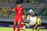 Pesepak bola Timnas Indonesia Arkhan Kaka Putra Purwanto (kiri) berebut bola dengan pesepak bola Timnas Filipina U-19 Sebatin Alexander John Agius (kanan) pada pertandingan babak penyisihan Grup A Piala ASEAN U-19 Boys Championship atau AFF U-19 di Stadion Gelora Bung Tomo, Surabaya, Jawa Timur, Rabu (17/7/2024). Indonesia mengalahkan Filipna dengan skor 6-0. ANTARA Jatim/Rizal Hanafi/mas.