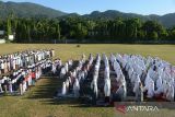 Sejumlah  umat Islam  bersiap melaksanakan Shalat Istisqa atau shalat minta hujan di Stadion Black Star, desa Masjid Lhamlhom, Kecamatan Lhoknga, kabupaten Aceh Besar, Aceh, Kamis (18/7/2024). Shalat Istisqa yang berlangsung serentak di empat desa yang mengalami kekeringan itu dihadiri sekitar 3.000 warga  sebagai upaya memohon  kepada Allah SWT agar diturunkan hujan. ANTARA FOTO/Ampelsa..