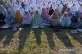 Sejumlah  umat Islam  bersiap melaksanakan Shalat Istisqa atau shalat minta hujan di Stadion Black Star, desa Masjid Lhamlhom, Kecamatan Lhoknga, kabupaten Aceh Besar, Aceh, Kamis (18/7/2024). Shalat Istisqa yang berlangsung serentak di empat desa yang mengalami kekeringan itu dihadiri sekitar 3.000 warga  sebagai upaya memohon  kepada Allah SWT agar diturunkan hujan. ANTARA FOTO/Ampelsa..