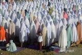 Sejumlah  umat Islam  bersiap melaksanakan Shalat Istisqa atau shalat minta hujan di Stadion Black Star, desa Masjid Lhamlhom, Kecamatan Lhoknga, kabupaten Aceh Besar, Aceh, Kamis (18/7/2024). Shalat Istisqa yang berlangsung serentak di empat desa yang mengalami kekeringan itu dihadiri sekitar 3.000 warga  sebagai upaya memohon  kepada Allah SWT agar diturunkan hujan. ANTARA FOTO/Ampelsa..