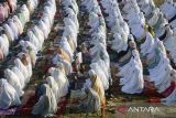 Sejumlah  umat Islam  bersiap melaksanakan Shalat Istisqa atau shalat minta hujan di Stadion Black Star, desa Masjid Lhamlhom, Kecamatan Lhoknga, kabupaten Aceh Besar, Aceh, Kamis (18/7/2024). Shalat Istisqa yang berlangsung serentak di empat desa yang mengalami kekeringan itu dihadiri sekitar 3.000 warga  sebagai upaya memohon  kepada Allah SWT agar diturunkan hujan. ANTARA FOTO/Ampelsa..