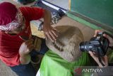 Tim Arkeolog dari Dinas Pendidikan dan Kebudayaan Kabupaten Indramayu mendokumentasikan temuan dugaan artefak cagar budaya di situs Dampu Awang, Sudimampir, Indramayu, Jawa Barat, Kamis (18/7/2024). Tim Arkeolog dari Dinas Pendidikan dan Kebudayaan Indramayu bekerja sama dengan Balai Pelestarian Kebudayaan wilayah 9 Jawa Barat serta Tim Ahli Cagar Budaya (TACB) melakukan penelitian temuan benda cagar budaya yang diduga artefak batu tapak. ANTARA FOTO/Dedhez Anggara/agr
