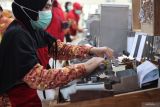 Sejumlah buruh pabrik rokok memproduksi sigaret kretek tangan (SKT) di PT HM Sampoerna Tbk Plant Rungkut 2, Surabaya, Jawa Timur, Kamis (18/7/2024). Pemerintah Kota Surabaya menyalurkan Bantuan Langsung Tunai (BLT) Dana Bagi Hasil Cukai Tembakau (DBHCT) Tahun 2024 kepada 9.370 Keluarga Penerima Manfaat (KPM) senilai Rp1,4 juta per penerima di Surabaya. ANTARA Jatim/Didik Suhartono/mas 