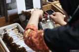 Seorang buruh pabrik rokok memproduksi sigaret kretek tangan (SKT) di PT HM Sampoerna Tbk Plant Rungkut 2, Surabaya, Jawa Timur, Kamis (18/7/2024). Pemerintah Kota Surabaya menyalurkan Bantuan Langsung Tunai (BLT) Dana Bagi Hasil Cukai Tembakau (DBHCT) Tahun 2024 kepada 9.370 Keluarga Penerima Manfaat (KPM) senilai Rp1,4 juta per penerima di Surabaya. ANTARA Jatim/Didik Suhartono/mas.