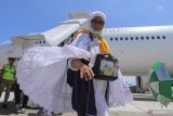 Seorang jamaah haji yang tergabung dalam kelompok terbang (kloter) 09-BTJ saat tiba di Bandara Internasional Sultan Iskandar Muda (SIM), Aceh Besar, Aceh, Jumat (19/7/2024). PPIH Debarkasi Aceh menyebutkan hingga saat ini sebanyak 3.525 jamaah haji Aceh yang tergabung dalam sembilan kloter telah kembali ke Tanah Air usai menunaikan ibadah haji. ANTARA/Khalis Surry