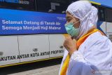 Seorang jamaah haji yang tergabung dalam kelompok terbang (kloter) 09-BTJ saat tiba di Bandara Internasional Sultan Iskandar Muda (SIM), Aceh Besar, Aceh, Jumat (19/7/2024). PPIH Debarkasi Aceh menyebutkan hingga saat ini sebanyak 3.525 jamaah haji Aceh yang tergabung dalam sembilan kloter telah kembali ke Tanah Air usai menunaikan ibadah haji. ANTARA/Khalis Surry