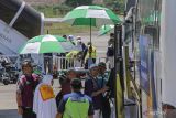 Sejumlah jamaah haji yang tergabung dalam kelompok terbang (kloter) 09-BTJ saat tiba di Bandara Internasional Sultan Iskandar Muda (SIM), Aceh Besar, Aceh, Jumat (19/7/2024). PPIH Debarkasi Aceh menyebutkan hingga saat ini sebanyak 3.525 jamaah haji Aceh yang tergabung dalam sembilan kloter telah kembali ke Tanah Air usai menunaikan ibadah haji. ANTARA/Khalis Surry