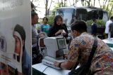 Warga menjalani pemeriksaan mata di Alun Alun Sidoarjo, Jawa Timur, Jumat (19/7/2024). Pemeriksaan secara berkala tersebut bertujuan untuk mengetahui status kesehatan dan deteksi dini penyakit atau gejala penyakit yang berpotensi membahayakan. Antara Jatim/Umarul Faruq/mas 