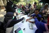 Warga menjalani pemeriksaan kesehatan di Alun Alun Sidoarjo, Jawa Timur, Jumat (19/7/2024). Pemeriksaan secara berkala tersebut bertujuan untuk mengetahui status kesehatan dan deteksi dini penyakit atau gejala penyakit yang berpotensi membahayakan. Antara Jatim/Umarul Faruq/mas 