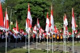 Peserta mengikuti Apel Gerakan Pembagian 10 Juta Bendera Merah Putih di Alun-Alun Sidoarjo, Jawa Timur, Jumat (19/7/2024). Gerakan tersebut sebagai salah satu upaya pemerintah untuk mempersatukan masyarakat Indonesia melalui salah satu identitas, simbol, dan alat pemersatu masyarakat Indonesia yaitu Bendera Merah Putih. Antara Jatim/Umarul Faruq/mas 