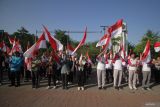 Peserta mengibarkan bendera saat Apel Gerakan Pembagian 10 Juta Bendera Merah Putih di Alun-Alun Sidoarjo, Jawa Timur, Jumat (19/7/2024). Gerakan tersebut sebagai salah satu upaya pemerintah untuk mempersatukan masyarakat Indonesia melalui salah satu identitas, simbol, dan alat pemersatu masyarakat Indonesia yaitu Bendera Merah Putih. Antara Jatim/Umarul Faruq/mas 