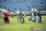 Penari membawakan tarian pembuka saat pembukaan Piala Presiden 2024 di Stadion Si Jalak Harupat, Kabupaten Bandung, Jawa Barat, Jumat (19/7/2024). Turnamen sepak bola pramusim Piala Presiden 2024 diikuti delapan klub yang terbagi menjadi dua group dengan pertandingan pembuka mempertemukan Persib Bandung melawan PSM Makassar dan berlangsung 19 Juli hingga 4 Agustus 2024. ANTARA FOTO/M Agung Rajasa/agr
