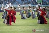 Penari membawakan tarian pembuka saat pembukaan Piala Presiden 2024 di Stadion Si Jalak Harupat, Kabupaten Bandung, Jawa Barat, Jumat (19/7/2024). Turnamen sepak bola pramusim Piala Presiden 2024 diikuti delapan klub yang terbagi menjadi dua group dengan pertandingan pembuka mempertemukan Persib Bandung melawan PSM Makassar dan berlangsung 19 Juli hingga 4 Agustus 2024. ANTARA FOTO/M Agung Rajasa/agr
