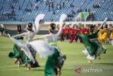 Penari membawakan tarian pembuka saat pembukaan Piala Presiden 2024 di Stadion Si Jalak Harupat, Kabupaten Bandung, Jawa Barat, Jumat (19/7/2024). Turnamen sepak bola pramusim Piala Presiden 2024 diikuti delapan klub yang terbagi menjadi dua group dengan pertandingan pembuka mempertemukan Persib Bandung melawan PSM Makassar dan berlangsung 19 Juli hingga 4 Agustus 2024. ANTARA FOTO/M Agung Rajasa/agr
