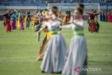 Penari membawakan tarian pembuka saat pembukaan Piala Presiden 2024 di Stadion Si Jalak Harupat, Kabupaten Bandung, Jawa Barat, Jumat (19/7/2024). Turnamen sepak bola pramusim Piala Presiden 2024 diikuti delapan klub yang terbagi menjadi dua group dengan pertandingan pembuka mempertemukan Persib Bandung melawan PSM Makassar dan berlangsung 19 Juli hingga 4 Agustus 2024. ANTARA FOTO/M Agung Rajasa/agr
