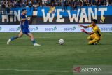 Pesepak bola Persib Bandung Marc Klok (kiri) mengejar bola dibayangi penjaga gawang PSM Makassar HIilman Syah (kanan) saat pertandingan Group A Piala Presiden 2024 di Stadion Si Jalak Harupat, Kabupaten Bandung, Jawa Barat, Jumat (19/7/2024). Persib Bandung menang atas PSM Makassar dengan skor 2-0. ANTARA FOTO/M Agung Rajasa/agr
