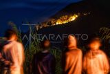 Sejumlah warga melihat kebakaran hutan di lereng Gunung Sipiso-piso di Merek, Karo, Sumatera Utara, Kamis (18/7/2024) malam. Menurut data Badan Penanggulangan Bencana Daerah (BPBD) Karo, api yang membakar sekitar 20 hektare hutan dan lahan di lereng gunung tersebut berasal dari Dusun Simpang Bage dan Nagori Sinar Naga Mariah, Kabupaten Simalungun yang selanjutnya merambat dengan cepat ke wilayah Gunung Sipiso-piso, sementara hingga Jumat (19/7) dini hari petugas masih mengupayakan pemadaman. ANTARA FOTO/Fransisco Carolio/aww.