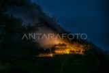 Api membakar hutan dan lahan (karhutla) lereng gunung Sipiso-piso di Merek, Karo, Sumatera Utara, Kamis (18/7/2024) malam. Menurut data Badan Penanggulangan Bencana Daerah (BPBD) Karo, api yang membakar sekitar 20 hektare hutan dan lahan di lereng gunung tersebut berasal dari Dusun Simpang Bage dan Nagori Sinar Naga Mariah, Kabupaten Simalungun yang selanjutnya merambat dengan cepat ke wilayah Gunung Sipiso-piso, sementara hingga Jumat (19/7) dini hari petugas masih mengupayakan pemadaman. ANTARA FOTO/Fransisco Carolio/aww.