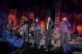 Grup musik Elfa's Singers saat tampil pada acara Jazz Gunung Bromo 2024 di Jiwa Jawa Resort, Probolinggo, Jawa Timur, Jumat (19/7/2024). Pagelaran musik jazz tahunan yang diadakan dua hari di kawasan Gunung Bromo tersebut menampilkan sejumlah musisi dan grup musik yakni Rimaraay, Syifa & Friends, Keubitbit, Bromo Jazz Camp, Elfa's Singers, dan Ring of Fire Project bersama Brasszigur Brassband dan Ndaru Ndarboy. Antara Jatim/Irfan Sumanjaya/um