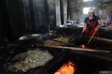 Pekerja mengoreng tahu di industri rumahan produksi tahu Dusun Bapang, Desa Sumbermulyo, Kecamatan Jogoroto, Kabupaten Jombang, Jawa Timur, Sabtu (20/7/2024). Menurut pengusaha, produksi tahu yang sudah digeluti sejak tahun 2012 lalu itu bisa memproduksi 1,5 ton tahu mentah serta 500 kuintal tahu goreng dalam sehari dengan pangsa pasar ke wilayah Gresik dan Surabaya. Antara Jatim/Syaiful Arif/um