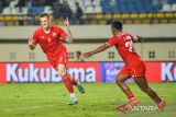 Pesepakbola Borneo FC Leo Gaucho (kiri) bersama Terens Puhiri (kanan) melakukan seleberasi usai mencetak gol ke gawang Persis Solo pada pertandingan Grup A Piala Presiden di Stadion Si Jalak Harupat, Kabupaten Bandung, Jawa Barat, Jumat (19/7/2024). Borneo FC menang atas Persis Solo dengan skor 2-0. ANTARA FOTO/Raisan Al Farisi/agr